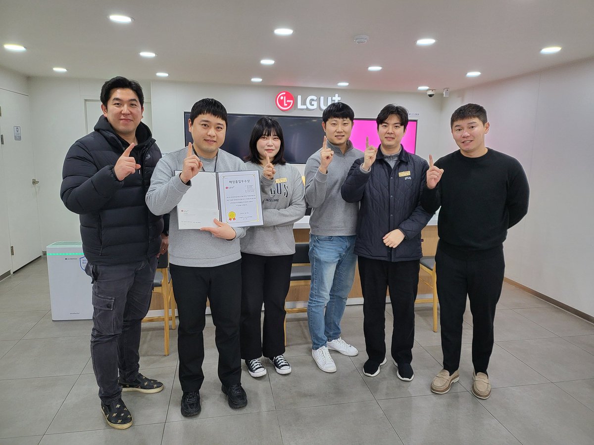 youngkyunham's tweet photo. 23년 매장운영표준화 전사 기네스를 달성하여 매장품질 우수상을 수상하신 투드림의 계산역2번출구점을 방문하였습니다. 평균 점수가 100점이 넘는 매장답게 입구부터 탄탄한 기본기가 느졌습니다. S24 예약도 열심히 진행중이셨는데, 좋은 성과 응원하겠습니다^^
#강남 #경인소매 https://t.co/KTALQH9AI9