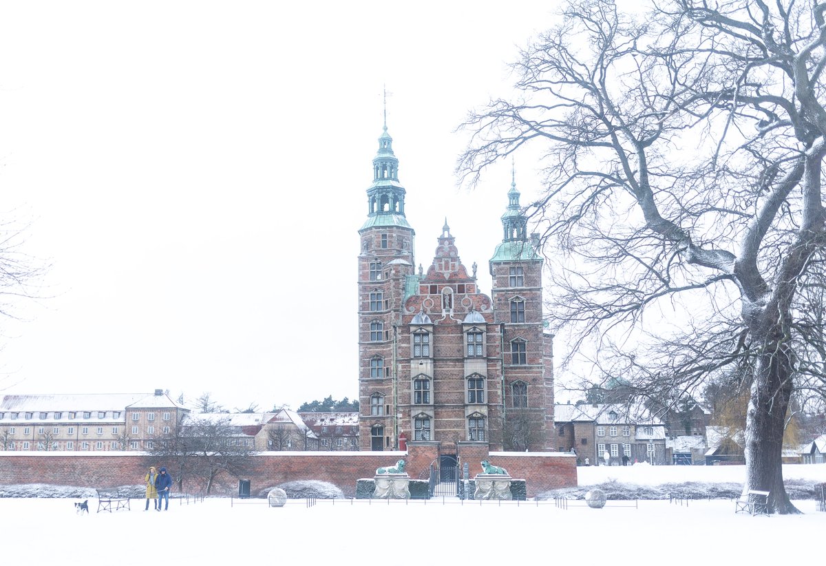 Wintertime in Kongens Have and Rosenborg turns the whole setting into a rare fairytale. #storiesofcph #copenhagen #københavn #denmark #danmark #rosenborg #kongenshave #WINTER #winteriscoming #vinterpåminplanet #gåtur #walking #walk