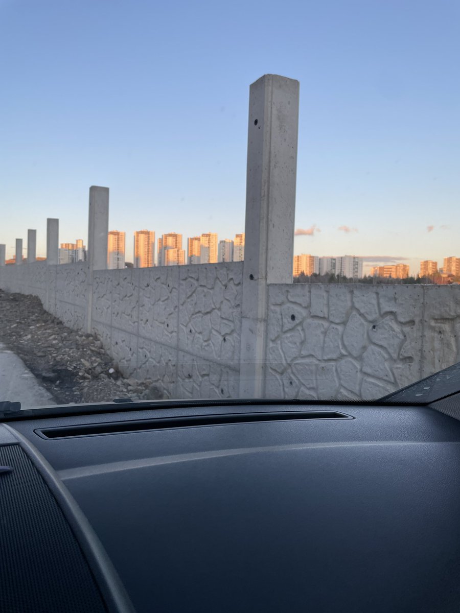 Parkların umumun göz zevkine açık mahaller olması gerekirken, çirkin duvarlar ile halka kapatılması; nasıl bir çevrecilik anlayışıdır. Göksu parkını görmek istiyoruz duvarları değil. <a href="/ankarabbld/">Ankara Büyükşehir</a> <a href="/mansuryavas06/">Mansur Yavaş</a>