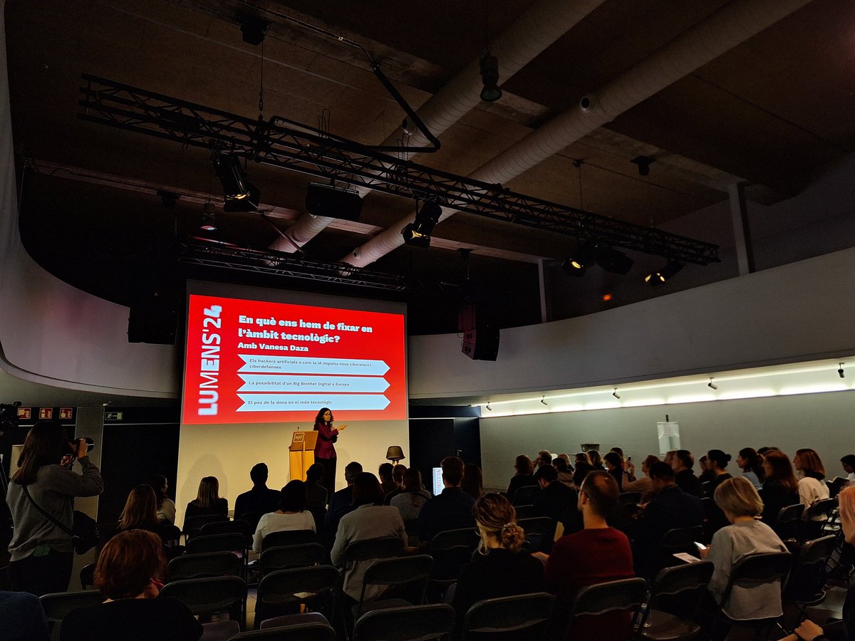alumniUPF's tweet photo. @tonirodon @UPFBarcelona @TransferUPF @diaridebcn @PolitiquesUPF @Xantallavina 🤖 @vdazaf ens explica que, en l'àmbit tecnològic, el 2024 vindrà marcat per:
🔸 Hackers artificials o com la IA impulsa nous ciberatacs i ciberdefenses
🔸 Possibilitat d'un Big Brother Digital a Europa
🔸 Pes de la dona en el món tecnològic
#LUMENS24 #NODEUPF https://t.co/8tS2cuVzbp