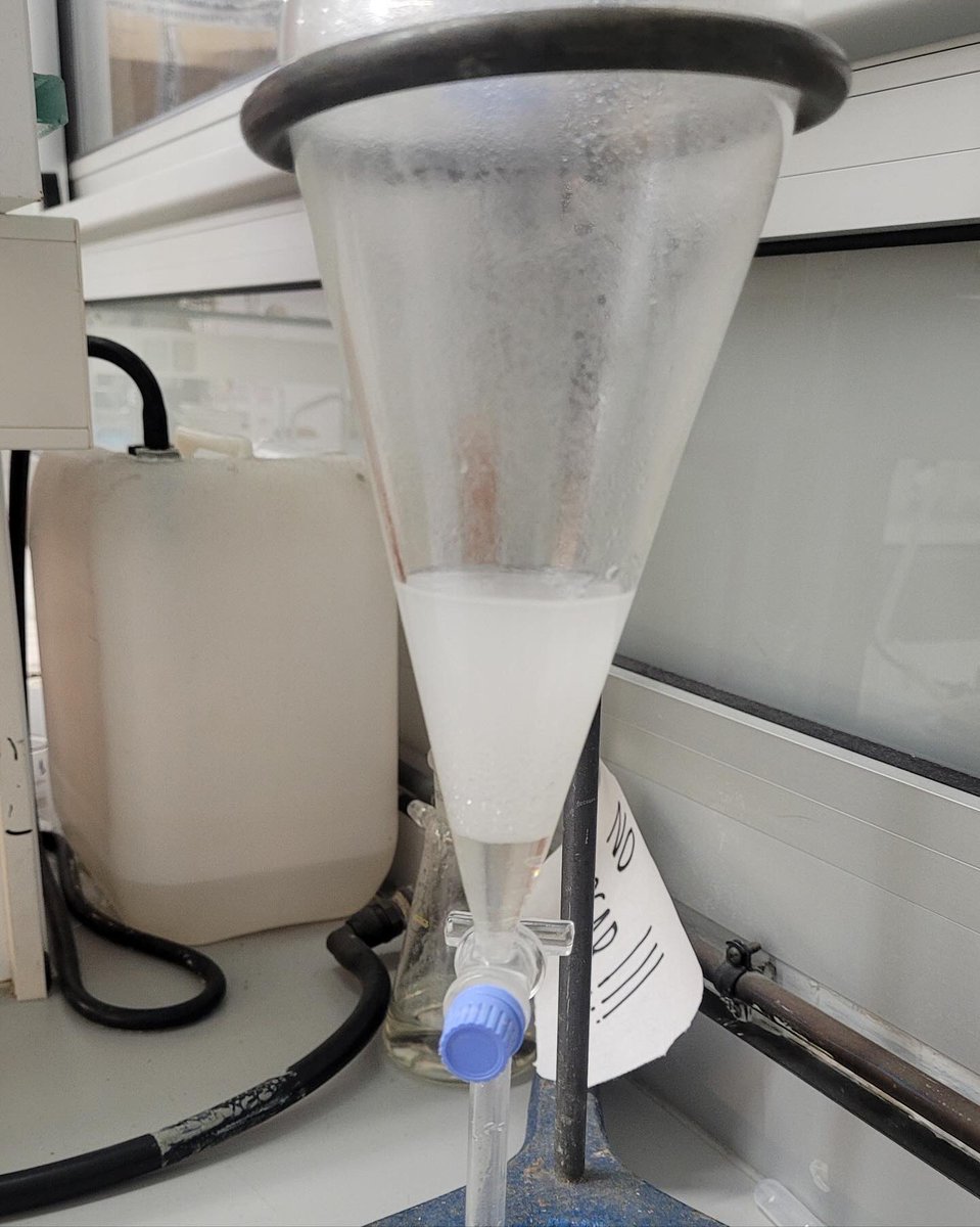 El grup de 1r de CS Fabricació de productes farmacèutics ha sintetitzat salicilat de metil. Aquest compost és un oli antiinflamatori i analgèsic, és un dels principis actius del famós producte comercial 'Reflex'.