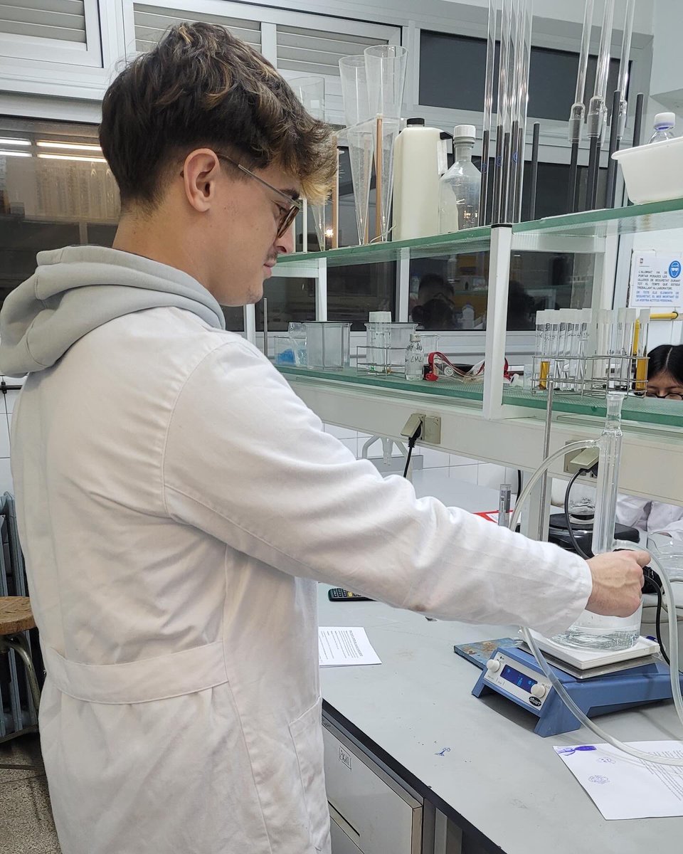 insbiada's tweet photo. El grup de 1r de CS Fabricació de productes farmacèutics ha sintetitzat salicilat de metil. Aquest compost és un oli antiinflamatori i analgèsic, és un dels principis actius del famós producte comercial 'Reflex'. https://t.co/UqdxepNFcq