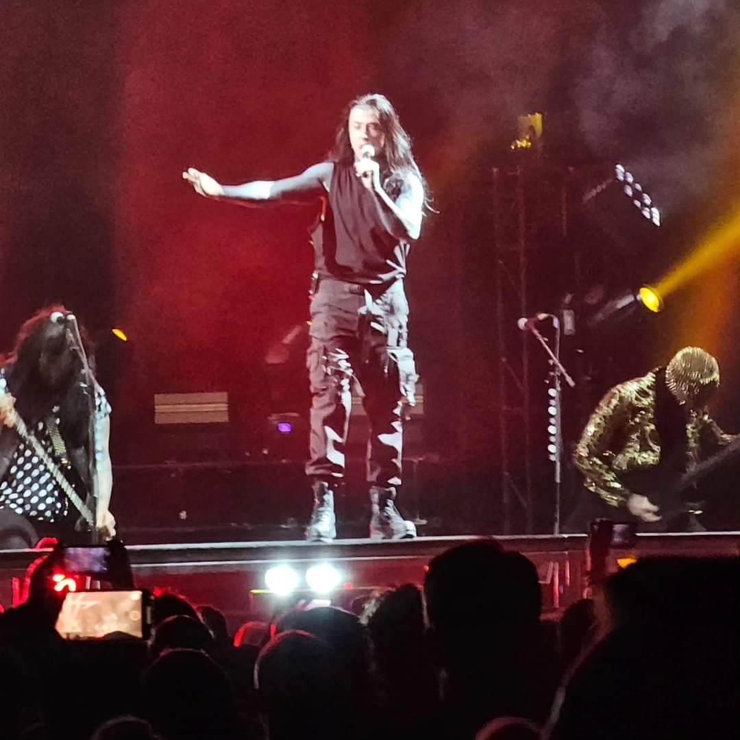 Smallradke's tweet photo. Ronnie Radke on the stage ❤️‍🔥
Disturbed - Take Back Your Life TOUR 
22/01/24 📍Grand Rapids, MI - Van Andel Arena
Créditos: @rileysmith0102 @just.emily23
.
.
.
.
.
#fallinginreverse #fallinginreverseband #fallinginreversesupport #fallinginreverselive #fallinginreversefans https://t.co/q7SdbwGRs6