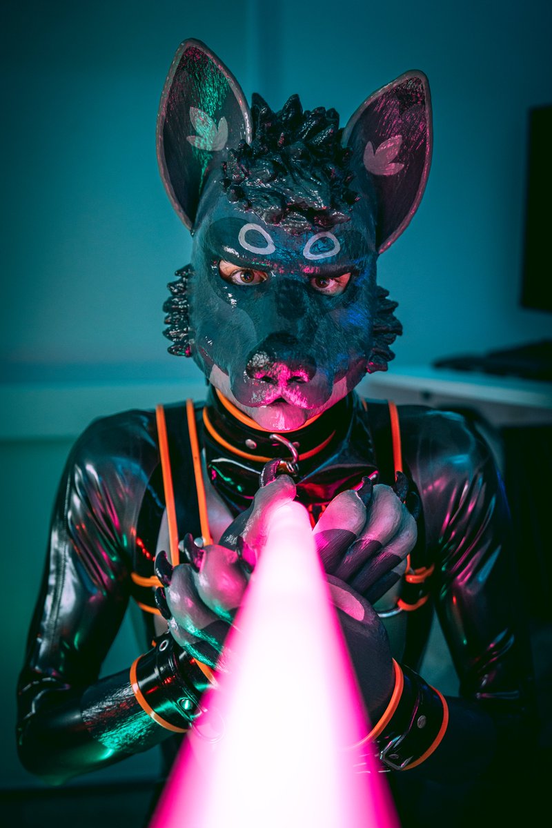 Silent paws on the neon floor, Whispers of mystery, a creature to adore. 📷@tihmouse #rubber #latex #rubberfur #latexfur #shibari #furry