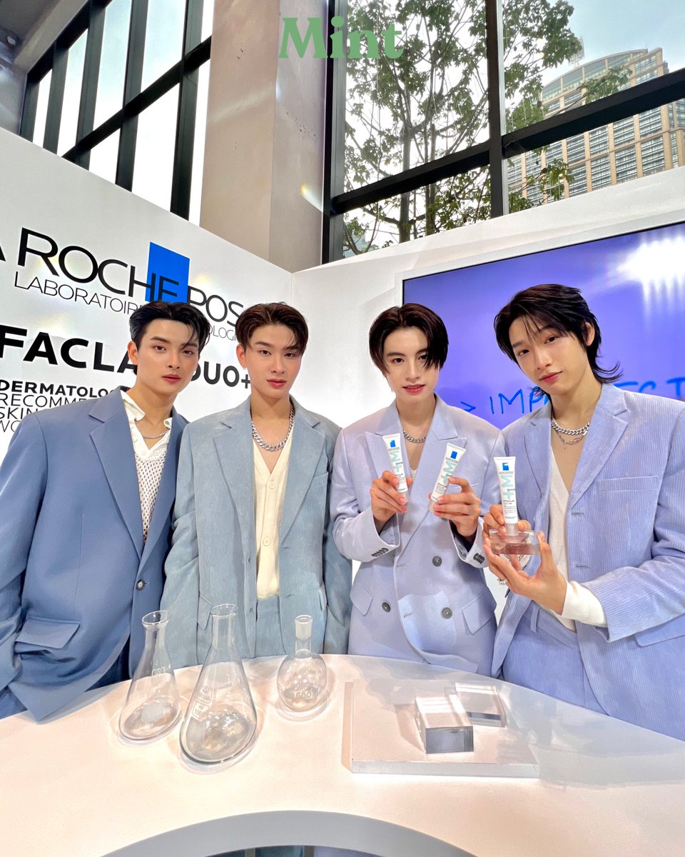 mintmag_th's tweet image. สูทฟ้าสุดหล่อ! #MintReports แชะความหล่อของ ‘ขุนพล-ไทย-เน็กซ์-เอเอ’ วง #BUSbecauseofyouishine ที่มาร่วมงานกับ New Discovery in #MICROBIOMESCIENCE and Acne by La Roche-Posay Effaclar Duo+M เรียกว่าแค่ละขนความหล่อมาเลย💚

#LaRochePosayTHxBUS
#KHUNPOL #THAIchayanon #NEXnattakit