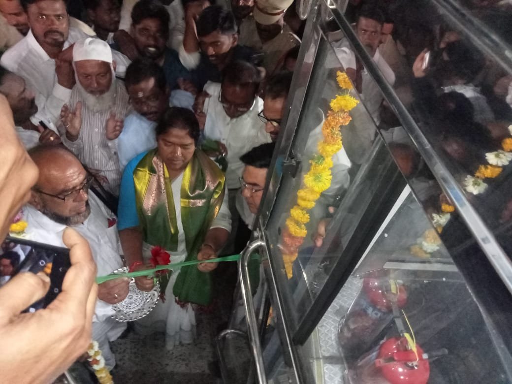 airnews_hyd's tweet photo. 🔵ఆర్టీసి సంస్థను బలోపేతం చేస్తామని రాష్ట్ర పంచాయత్ రాజ్ శాఖ మంత్రి @seethakkaMLA అన్నారు.
🔵#Nimal బస్టాండ్ లో రెండు లహరి స్లీపర్ బస్ లను మంత్రి ప్రారంభించారు.
#TSRTC @TelanganaCMO @Collector_NML
Source: PTC https://t.co/Qk8to2fvqT