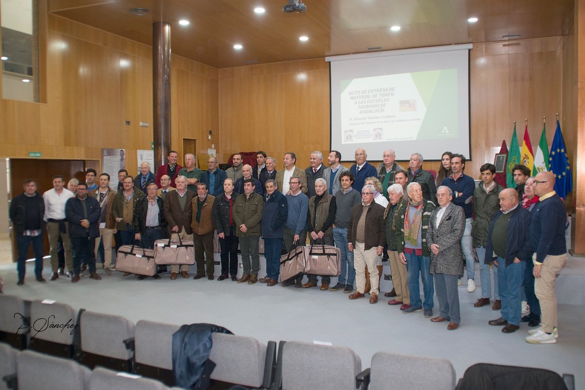📝NOTICIA

👉Las Escuelas Taurinas de Andalucía renuevan cargos para los próximos cuatro años
burladero.tv/actualidad/202… <a href="/eromerotpt/">Enrique Romero</a> <a href="/noelialopeztv/">NOELIA LOPEZ FERNANDEZ</a> 

✍️Por Emilio Trigo
📸Salvador Romero y Pedro Sánchez