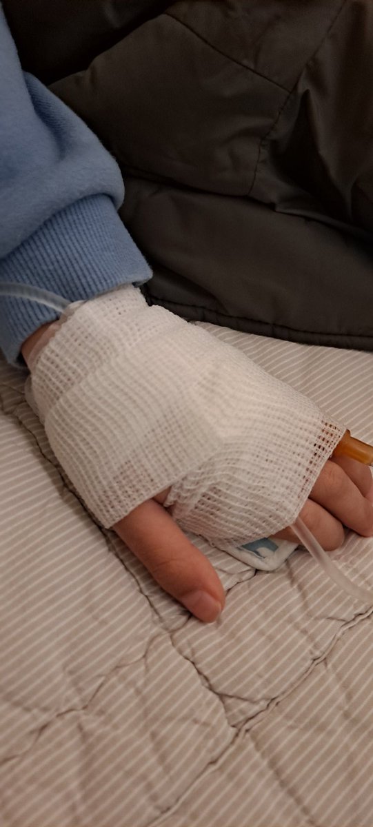 독감😭😭😭
링거바늘 꼽을때 울어도 된다고 했는데
꿋꿋이 잘 참아서 기특한 어린이.
약처방대신 링거맞고 왔는데도 열이 쉽게 잡히지 않아서 걱정했는데
보채지않고 짜증도 안내고 잘 놀아줘서 고마워~❤️❤️❤️