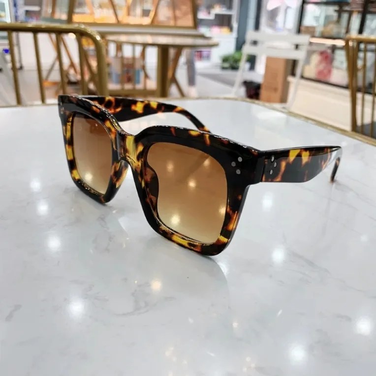 dcouragos's tweet photo. Retro Rivet Sunglasses, Sunglasses, Big Frame All-Match 😍😍😍. Explore more at https://t.co/FriCTVeSiA

#women #womensfashion #Fashionable #fashionstylist #style #StreetStyle #Sunglasses #outdoors #OutdoorAdventures #glamour #NewYork #Canada #London https://t.co/a5rp7UZWfb