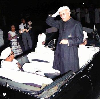 BharatinColour's tweet photo. @anandmahindra Journeying back to the 1950s, when PM Nehru traversed in an open jeep, symbolizing the advent of progress and the exploration of new horizons. #RiseAndDrive #ExploreWithPurpose #VintageIndia - See more @BharatinColour https://t.co/IOjvtZ0qs0