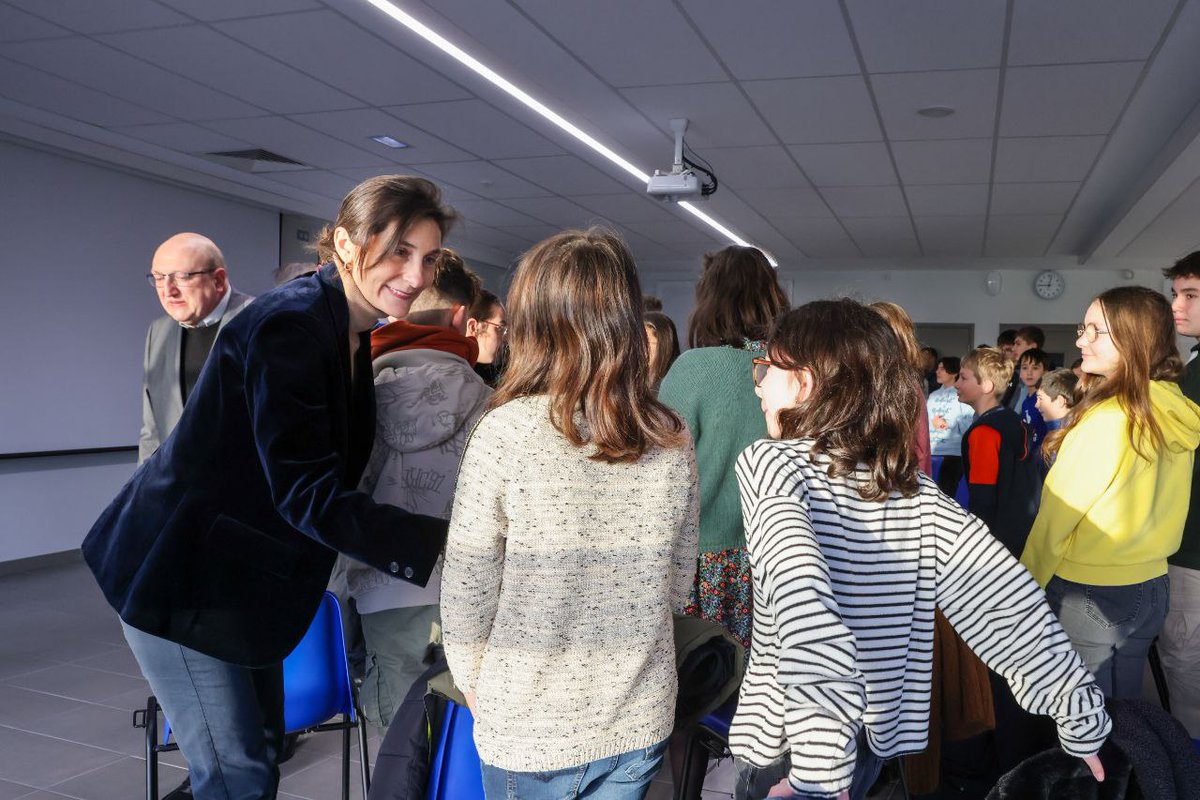 AOC1978's tweet photo. Heureuse d’être ce matin dans la @DptMarne à l’écoute des élèves et de la communauté éducative du collège Pierre Souverville à Pontfaverger-Moronvilliers. 

Il y a un peu plus d’un an, ce collège entrait dans la démarche #CNR pour élaborer un projet éducatif innovant grâce au soutien du @education_gouv.

L’établissement a favorisé  l’apprentissage des savoirs fondamentaux pour améliorer la réussite de tous les élèves : groupes de niveaux, quart d’heure lecture, initiatives autour des mathématiques. Avec en complément, une attention portée sur les pédagogies innovantes, l’ouverture culturelle, le bien-être et la santé mentale des enfants. Bravo à tous !