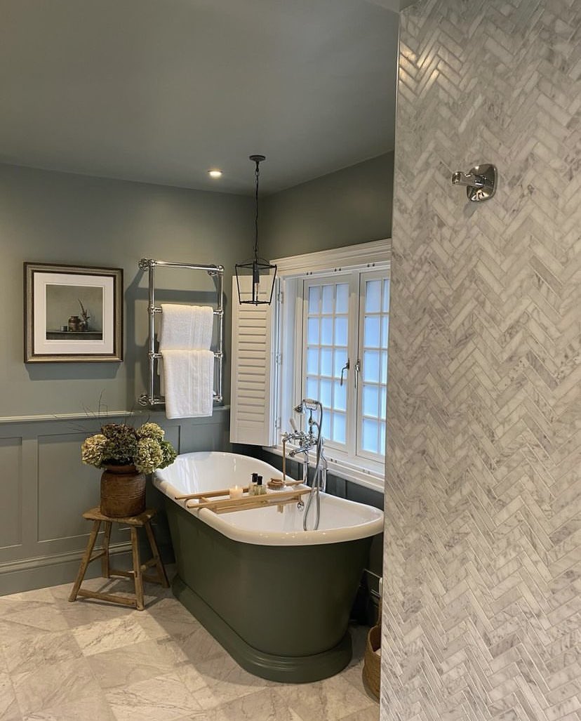 **Painting Service**

All our Roll Top Baths are carefully hand painted, waste holes drilled and plinth constructed at our Colchester HQ!

See more of our Roll Top Baths at:

bcdesigns.co.uk

🏠 @viviennecutler 

#bcdesigns #photography