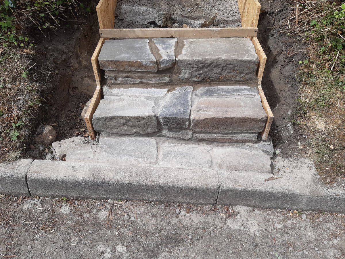 mouse_workshop's tweet image. I had to build new steps up from the road to my garden. I used stone I&apos;d previously dug out of the garden. Then, after measuring up, I built a frame that I levelled up and simply built one step at a time, backfilling as I went. This was part of a larger project, so more to come!