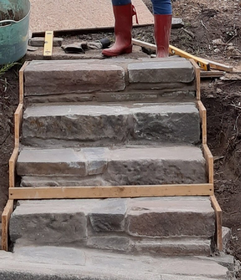mouse_workshop's tweet image. I had to build new steps up from the road to my garden. I used stone I&apos;d previously dug out of the garden. Then, after measuring up, I built a frame that I levelled up and simply built one step at a time, backfilling as I went. This was part of a larger project, so more to come!
