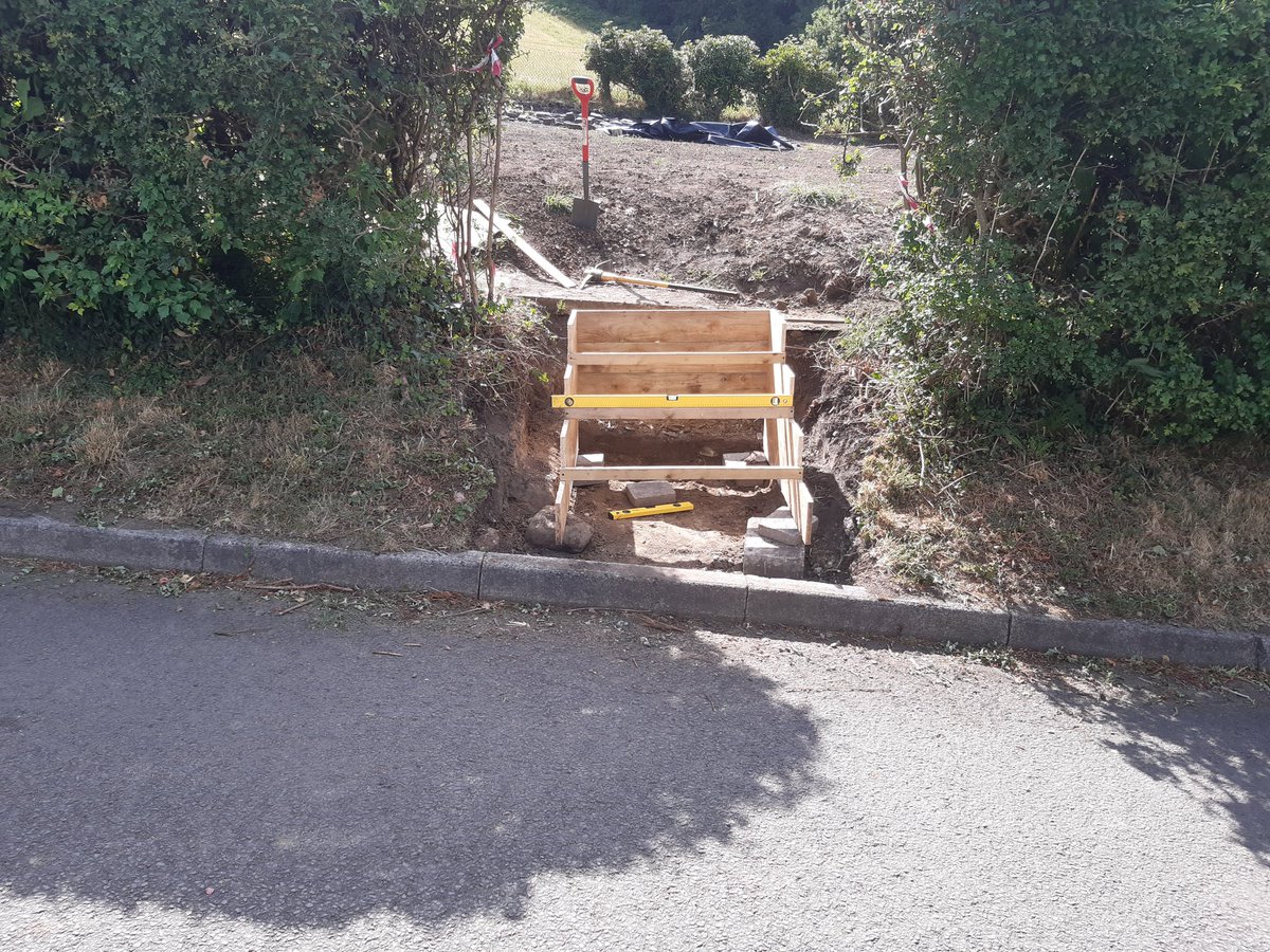 mouse_workshop's tweet image. I had to build new steps up from the road to my garden. I used stone I&apos;d previously dug out of the garden. Then, after measuring up, I built a frame that I levelled up and simply built one step at a time, backfilling as I went. This was part of a larger project, so more to come!