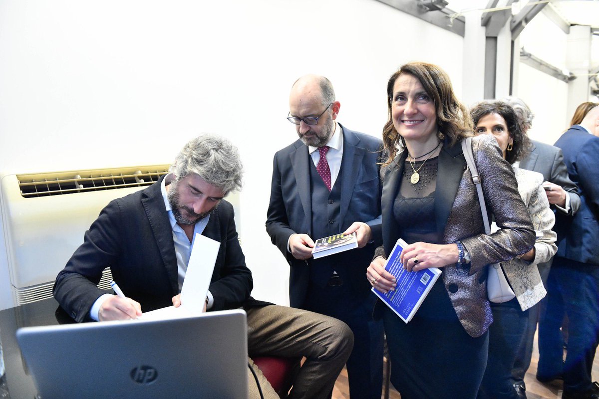 Valoresrl's tweet photo. 👏 Abbiamo trascorso una bellissima serata in compagnia di Federico Palmaroli in arte @lefrasidiosho e Vicsia Portel, ripercorrendo un anno di satira politica (e non solo).

Qui alcuni scatti della presentazione del libro "Er pugno se fa co la destra o co la sinistra??" 👇 https://t.co/gngzLNSgbS