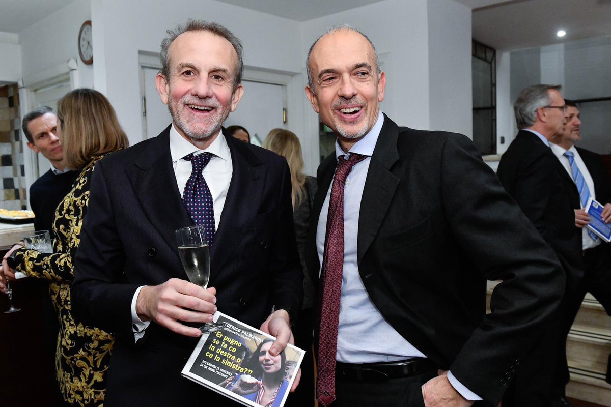 Valoresrl's tweet photo. 👏 Abbiamo trascorso una bellissima serata in compagnia di Federico Palmaroli in arte @lefrasidiosho e Vicsia Portel, ripercorrendo un anno di satira politica (e non solo).

Qui alcuni scatti della presentazione del libro "Er pugno se fa co la destra o co la sinistra??" 👇 https://t.co/gngzLNSgbS
