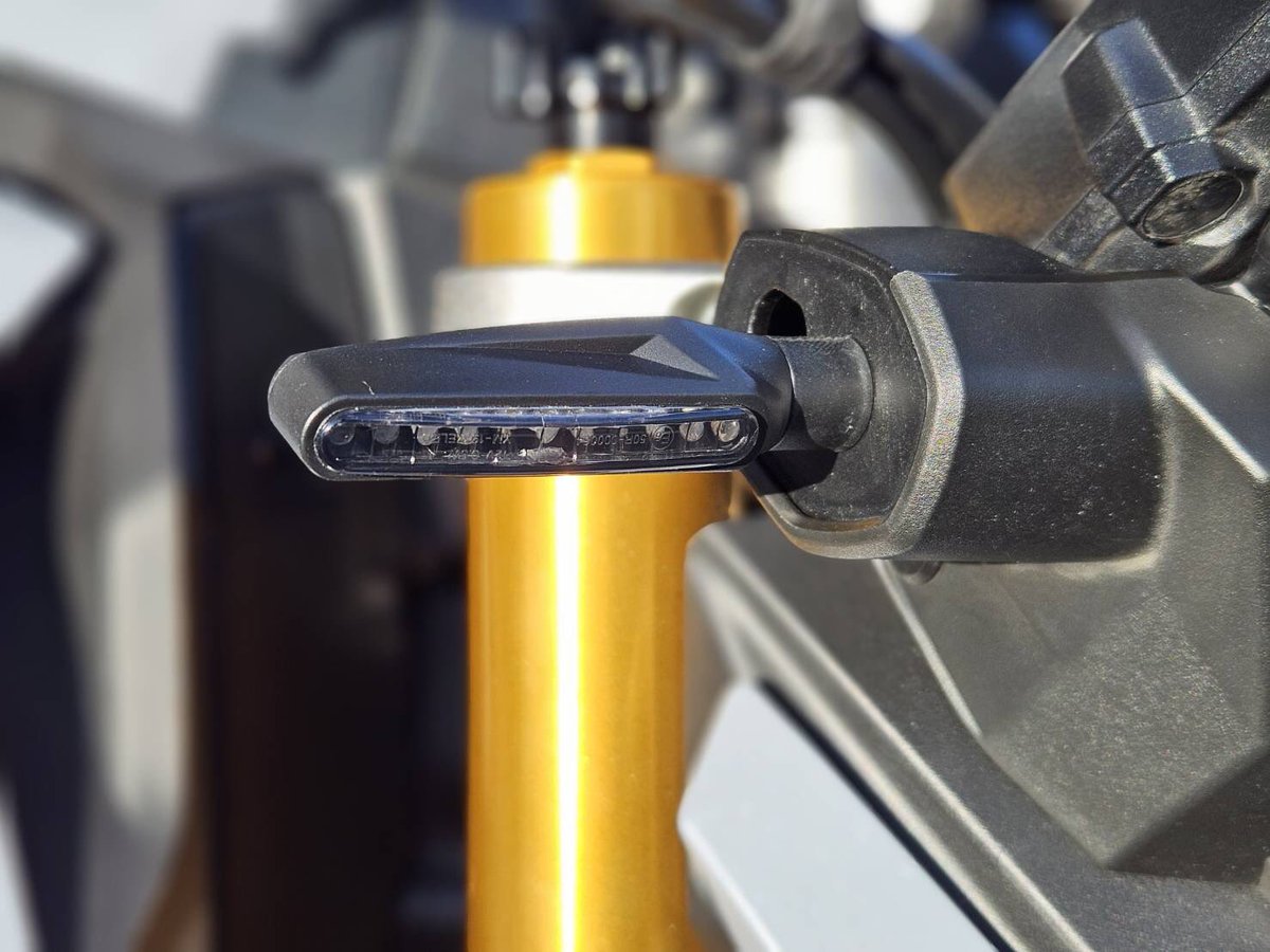 Ricoland_Kyoto's tweet photo. #Suzuki #GSXS1000 の前後ウインカー交換をさせて頂きました♪#CHAFT 製のウインカーでワンポイントながら更にスタイリッシュな印象へ👍
ご興味のある方は是非 #ライコ京都 にお越しくださいね♪
#スズキ #ウインカー #LED #バイクのある生活 https://t.co/UPanYuh958