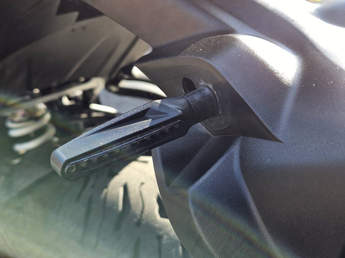 Ricoland_Kyoto's tweet photo. #Suzuki #GSXS1000 の前後ウインカー交換をさせて頂きました♪#CHAFT 製のウインカーでワンポイントながら更にスタイリッシュな印象へ👍
ご興味のある方は是非 #ライコ京都 にお越しくださいね♪
#スズキ #ウインカー #LED #バイクのある生活 https://t.co/UPanYuh958