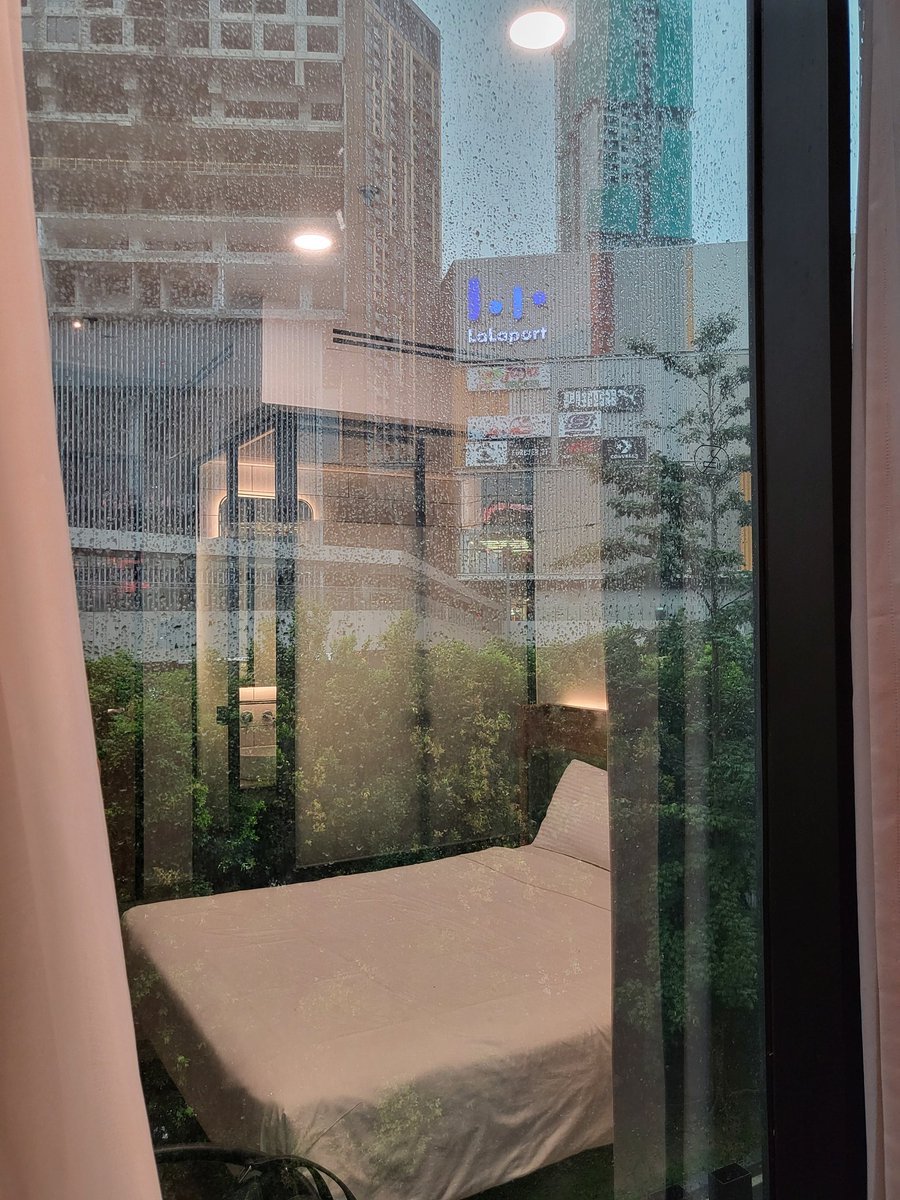 NaufalAntezem's tweet photo. Not bad juga hotel ni. Berdepan Lalaport, Berjaya Times Square. Brlakang ada Sg Wang, Lowyat. RM 80+ satu malam. Parking tepi tepi tapi tak susah juga. https://t.co/mShBX1f1lu