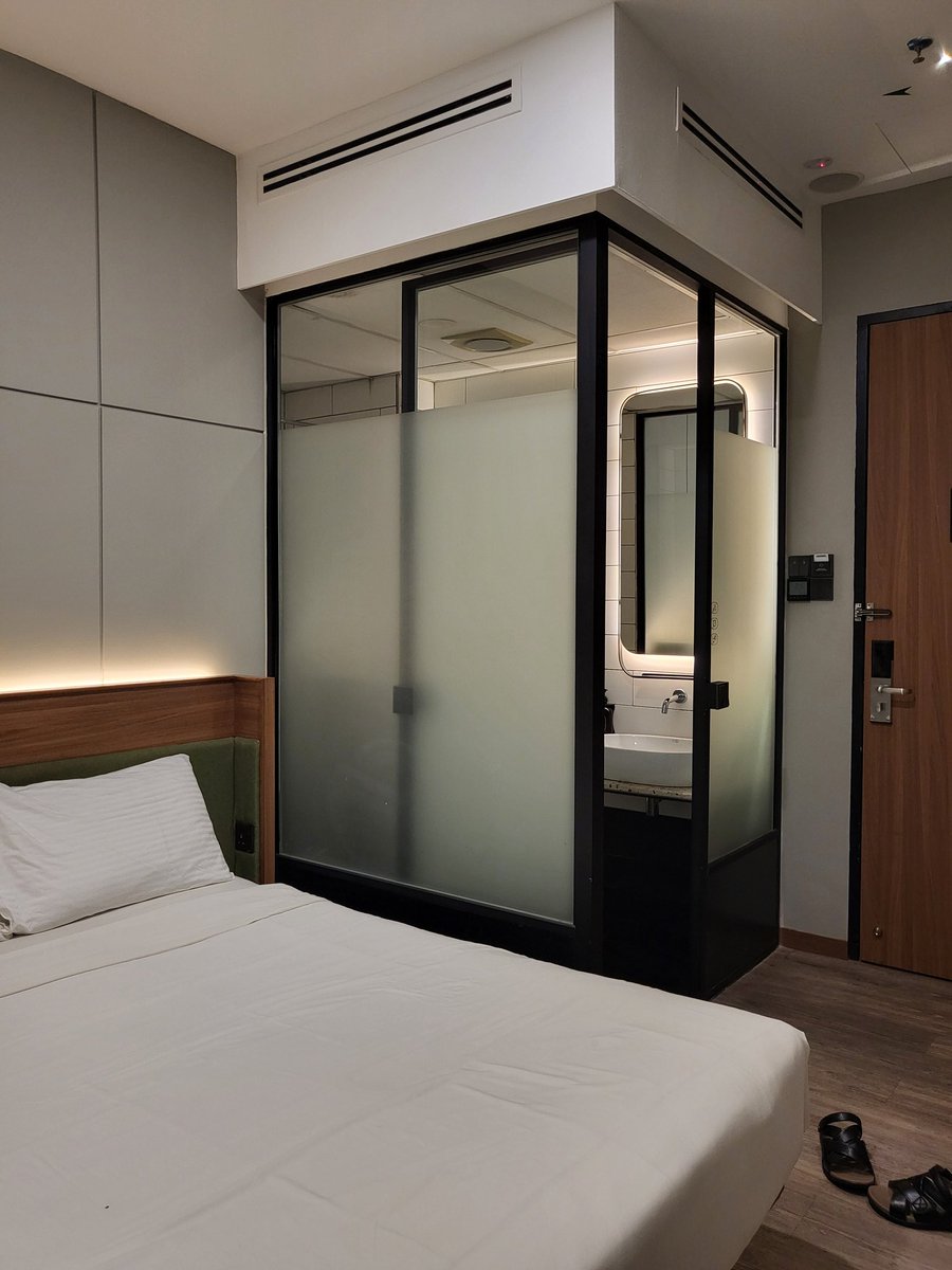 Not bad juga hotel ni. Berdepan Lalaport, Berjaya Times Square. Brlakang ada Sg Wang, Lowyat. RM 80+ satu malam. Parking tepi tepi tapi tak susah juga.
