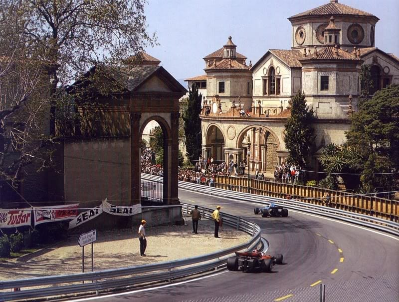 ¿Cómo es un "urbano"? Cuando pienso en circuito urbano, pienso en Mónaco, en Alcañiz. Pienso en Macao o en Montjuic.

Imagino los coches corriendo entre las calles y las casas, entre los lugares icónicos de la ciudad o del pueblo de marras. O imagino la montaña mágica de