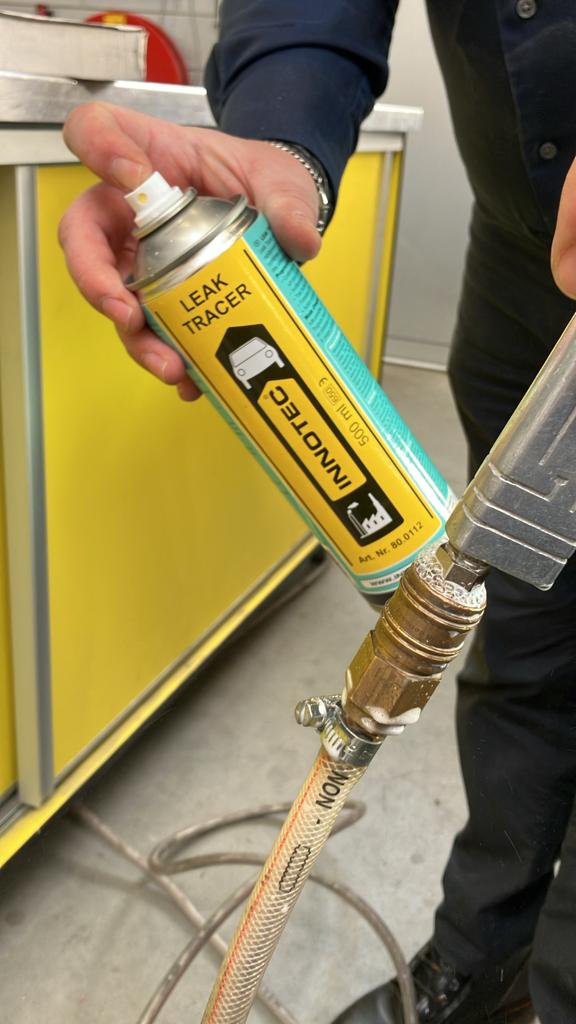 Leak Tracer is een universele lekzoeker die naast het opsporen van gewone luchtlekkages ook prefect te gebruiken is voor waterlekkage bij de autoruit.

Leak Tracer is ook roestwerend. Dit in tegenstelling tot de zelfgemaakte zeepsopjes.

#innotec #automotive #teaminnotec