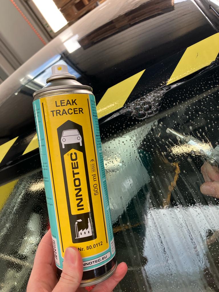 InnotecAuto's tweet photo. Leak Tracer is een universele lekzoeker die naast het opsporen van gewone luchtlekkages ook prefect te gebruiken is voor waterlekkage bij de autoruit.

Leak Tracer is ook roestwerend. Dit in tegenstelling tot de zelfgemaakte zeepsopjes.

#innotec #automotive #teaminnotec https://t.co/bzII9m9WjO