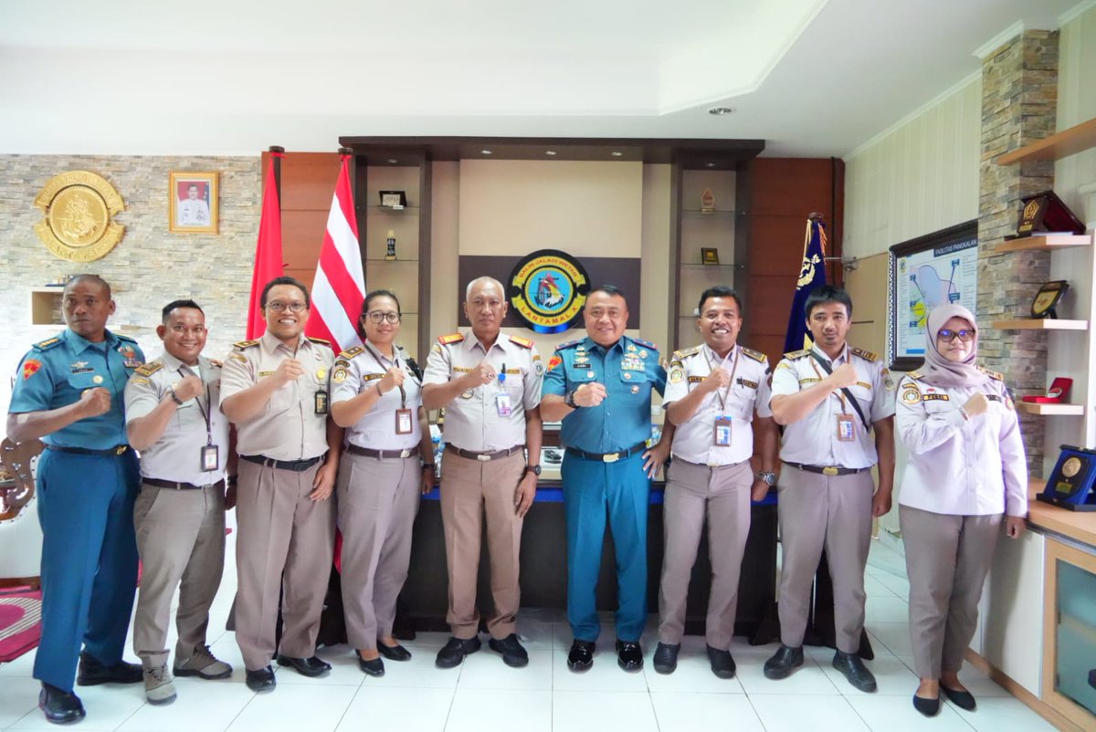 BarantinRI's tweet photo. Sinergi Karantina Perkuat Sektor Keamanan Laut

Plt. Kepala @karantinapapua, Lutfie Natsir beserta jajaran bertandang ke Pangkalan Utama TNI Angkatan Laut (LANTAMAL) X Jayapura, temui Komandan Lantamal Brigjen TNI (Mar) Ludi Prastyono u/ jalin koordinasi dan kerjasama. https://t.co/pqmXmfvEbQ