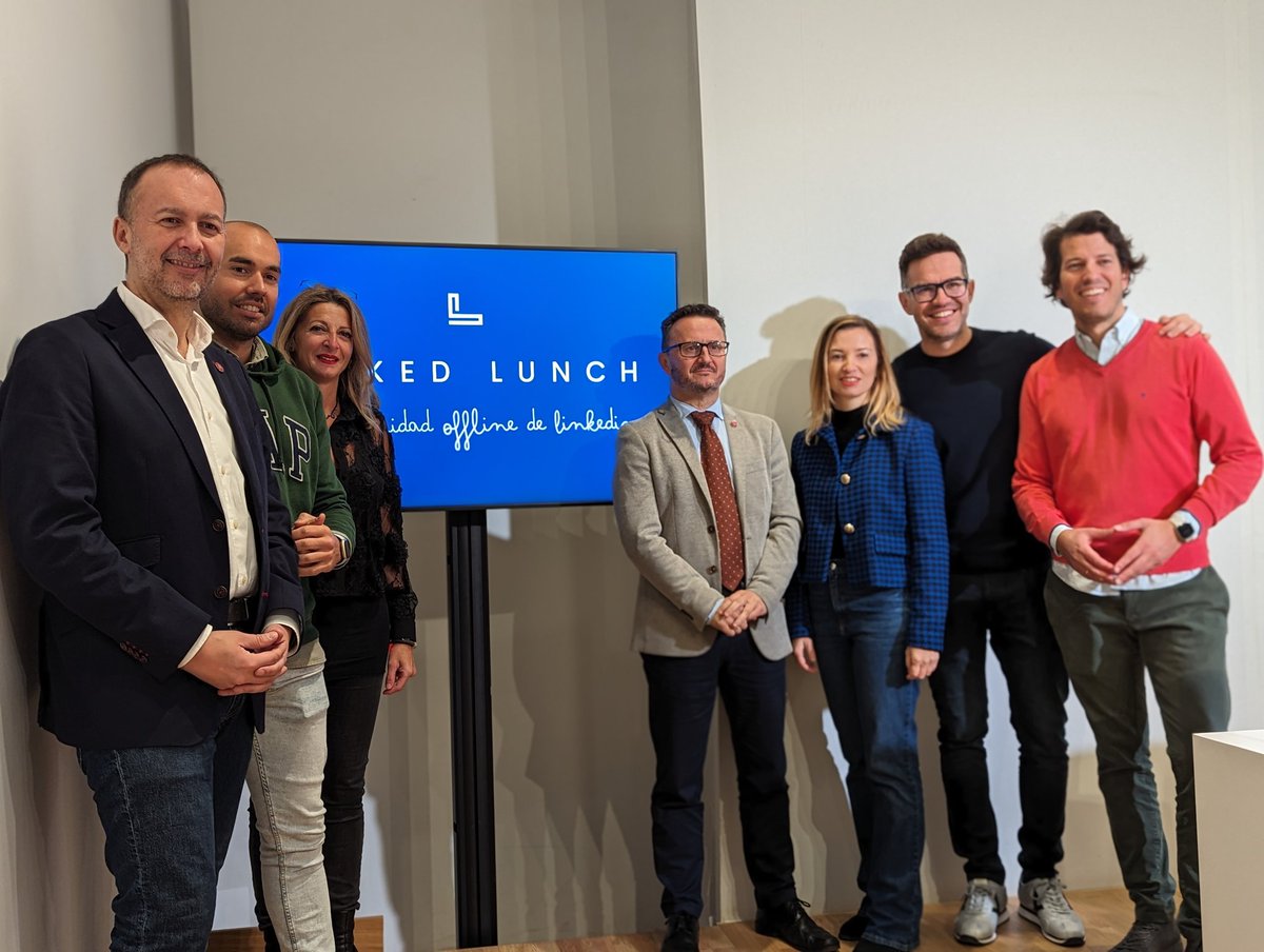 CanalUGR's tweet photo. 🆕 El programa de egresados @AlumniUGR, presenta en rueda de prensa el proyecto #LinkedLunch, impulsado por cuatro antiguos estudiantes de la UGR. https://t.co/D54MoSfs7s