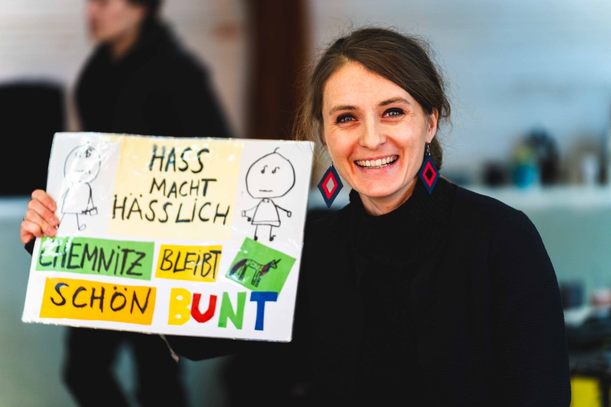 Dieses Plakat haben meine Kinder 2018 gebastelt. Es steht für mich für einen prägenden Moment, in dem mir schlagartig klar wurde, was heute immer noch gilt: Nie wieder Faschismus ist kein Automatismus, sondern ein Auftrag!