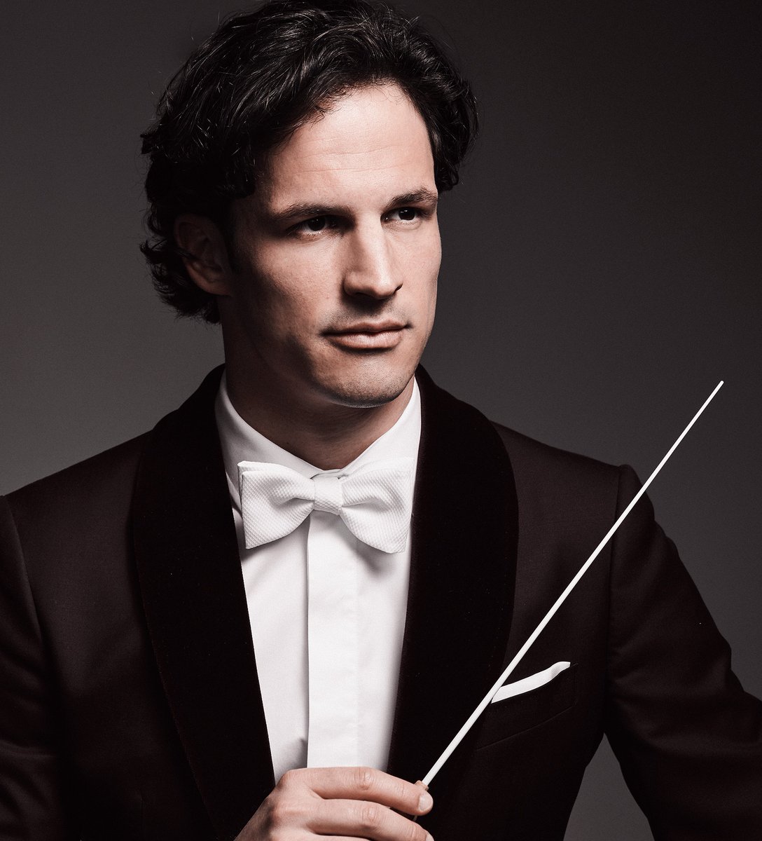 Junta_Ex's tweet photo. La @FundacionOex ofrece esta semana nuevos conciertos con el director Andreas Ottensamer y el violinista Guy Braunstein como artistas invitados, con un programa que incluye obras de Brahms, Dvorák y Kodály.

📲 @cultura_EXT

👉 Más info | https://t.co/ZbuIXxKIw6 https://t.co/5aM14hjPPj