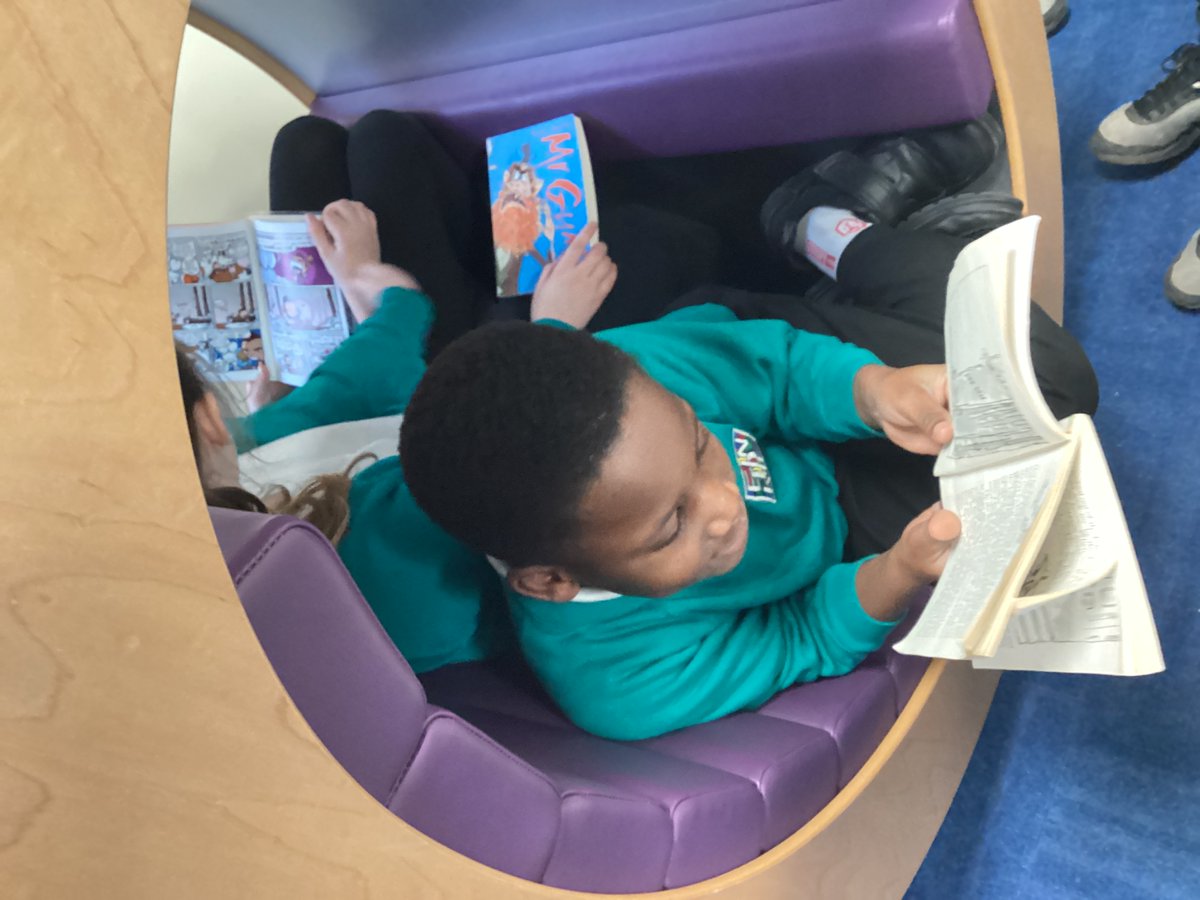 RichardsonLR_'s tweet photo. Year 3 loved their visit to our school library this morning! @EndikePrimary https://t.co/jCeGMblXfm