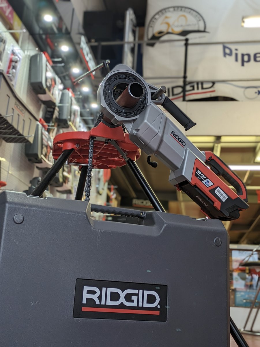 Pipetools's tweet image. Unleash the POWER of cordless with the 760 FXP driving up to 30 2-inch threads per charge ⚡️

Smooth, precise and loaded with smart features like kickback shutdown. The 760 FXP makes the job look easy 🔥

#ridgid760fxp #ridgidthreader #threadingmachine