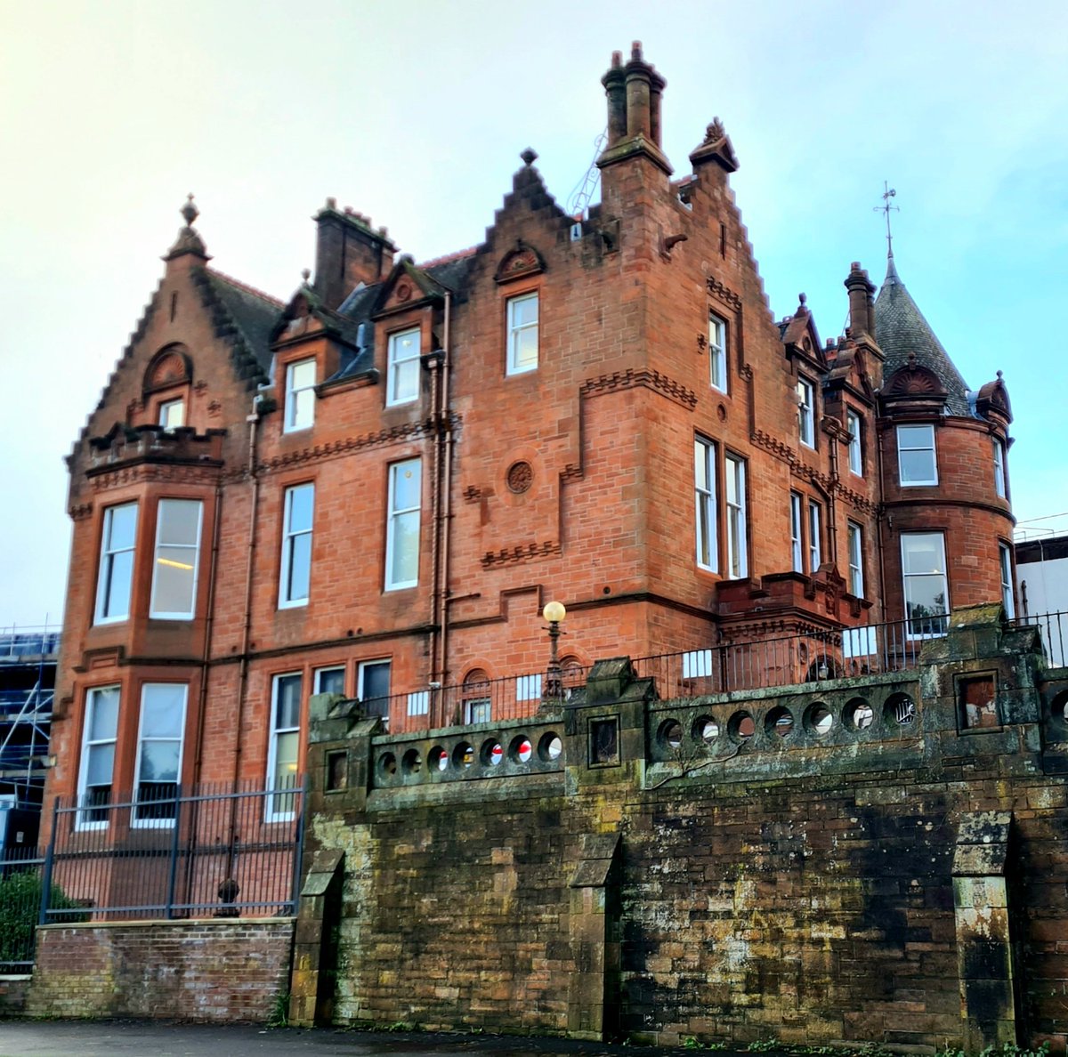 is_glasgow's tweet photo. Ross Hall in the Crookston area of Glasgow. Constructed in the 1870s in a Scots Baronial style, it was built for James Cowan. 

Cont./

#glasgow #crookston #architecture #glasgowbuildings #rosshall https://t.co/I3xa5AtAZB