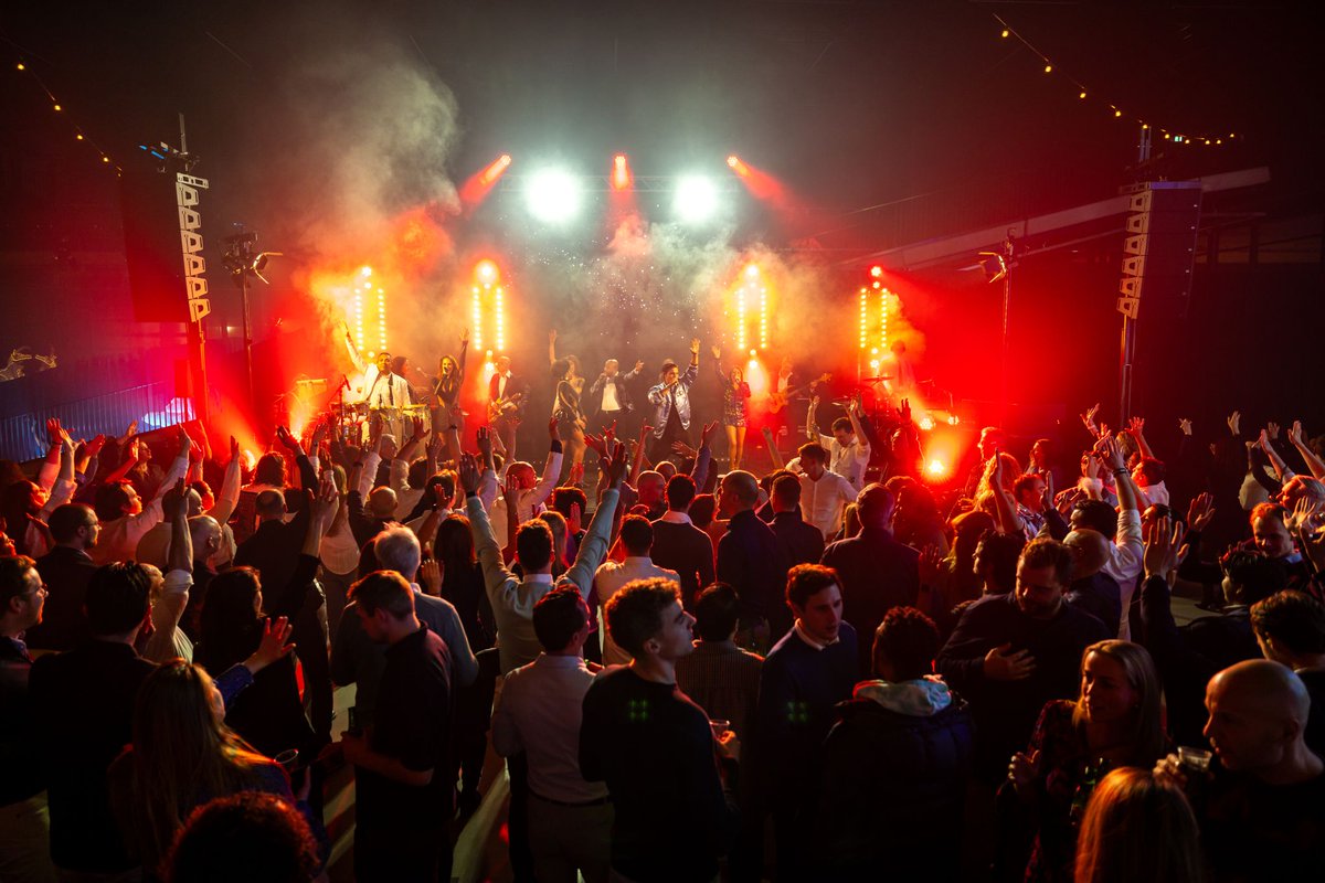 🕺Afgelopen vrijdag gingen de voetjes weer van de vloer💃op het medewerkersevent van ALD | LeasePlan! Thema: Winter Wonderland❄️Met brandende vuurkorven, een lichtgevend reuzenrad én ijskoninginnen op stelten. Mooie start van ' 24! #personeelsevent  #deleukstecollegas