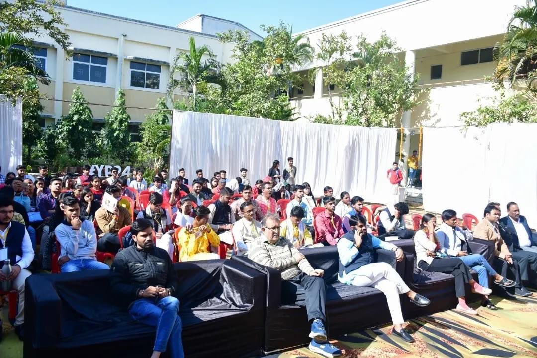 DrVirendraSS's tweet image. आज इंदौर में देवी अहिल्या विश्वविद्यालय इकाई द्वारा आयोजित &quot;युवा संसद&quot; के उद्घाटन कार्यक्रम में अभाविप की पूर्व राष्ट्रीय महामंत्री एवं वर्तमान केंद्रीय कार्य समिति सदस्य@nidhitripathi92 जी एवं डीएवीवी के कुल सचिव डॉ. अजय वर्मा जी द्वारा दीप प्रज्ज्वलन कर किया गया।
#YP2k24
#DAVV