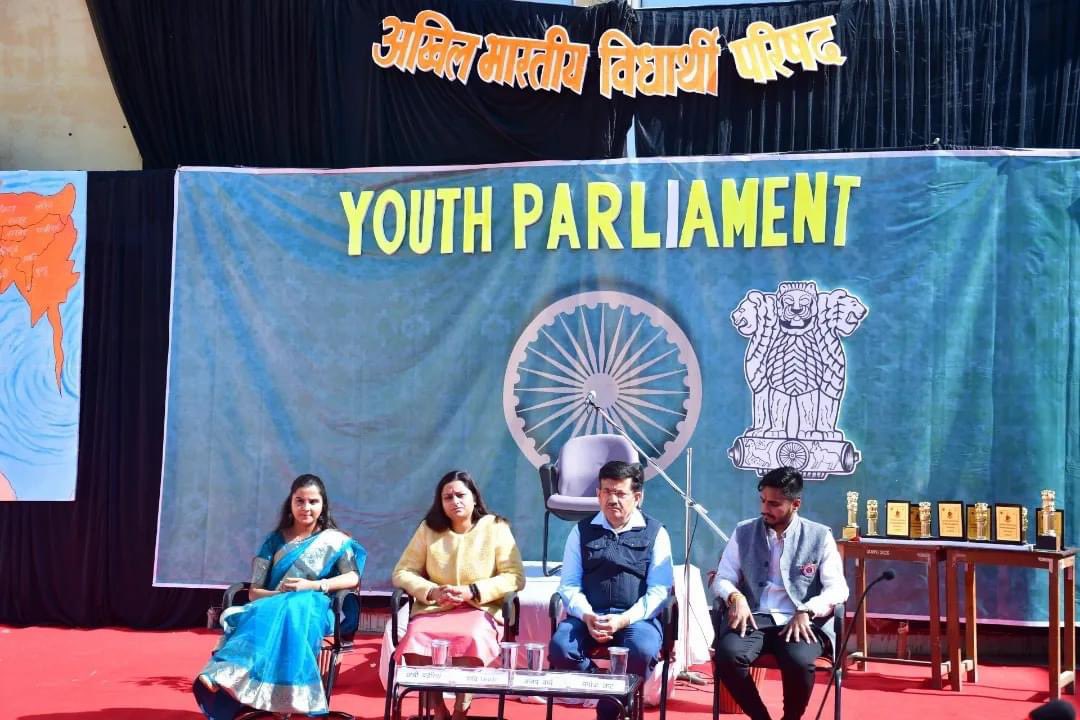 DrVirendraSS's tweet image. आज इंदौर में देवी अहिल्या विश्वविद्यालय इकाई द्वारा आयोजित &quot;युवा संसद&quot; के उद्घाटन कार्यक्रम में अभाविप की पूर्व राष्ट्रीय महामंत्री एवं वर्तमान केंद्रीय कार्य समिति सदस्य@nidhitripathi92 जी एवं डीएवीवी के कुल सचिव डॉ. अजय वर्मा जी द्वारा दीप प्रज्ज्वलन कर किया गया।
#YP2k24
#DAVV