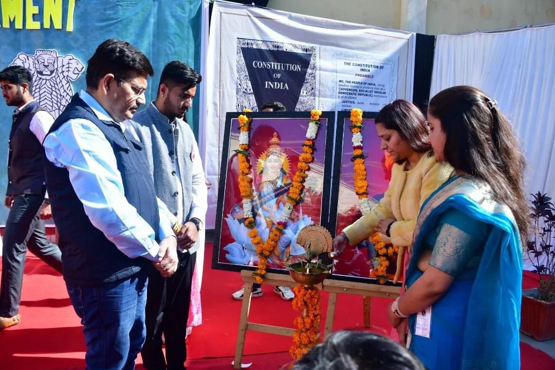 DrVirendraSS's tweet image. आज इंदौर में देवी अहिल्या विश्वविद्यालय इकाई द्वारा आयोजित &quot;युवा संसद&quot; के उद्घाटन कार्यक्रम में अभाविप की पूर्व राष्ट्रीय महामंत्री एवं वर्तमान केंद्रीय कार्य समिति सदस्य@nidhitripathi92 जी एवं डीएवीवी के कुल सचिव डॉ. अजय वर्मा जी द्वारा दीप प्रज्ज्वलन कर किया गया।
#YP2k24
#DAVV