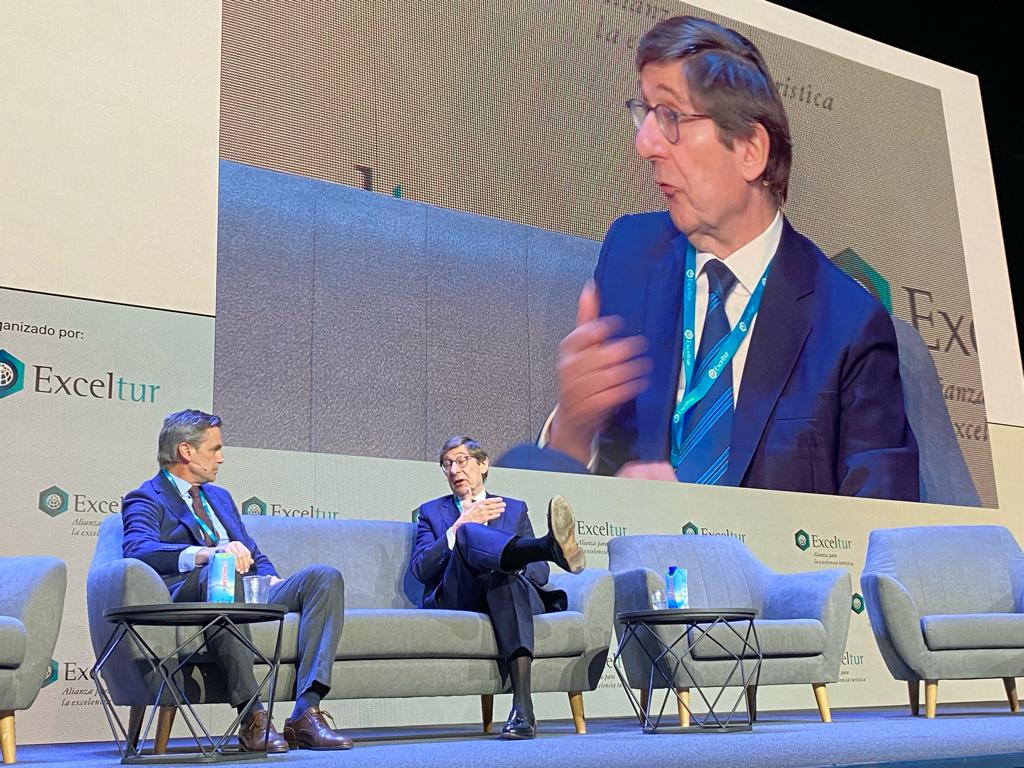 Atalayar_'s tweet image. José Ignacio Goirigolzarri, presidente de @caixabank: &quot;el #turismo va a seguir siendo en 2024 el motor de la #EconomíaEspañola, con un crecimiento del doble. Sus puntos fuertes son la capacidad de #management, la posición geoestratégica de España y la desestacionalización&quot;