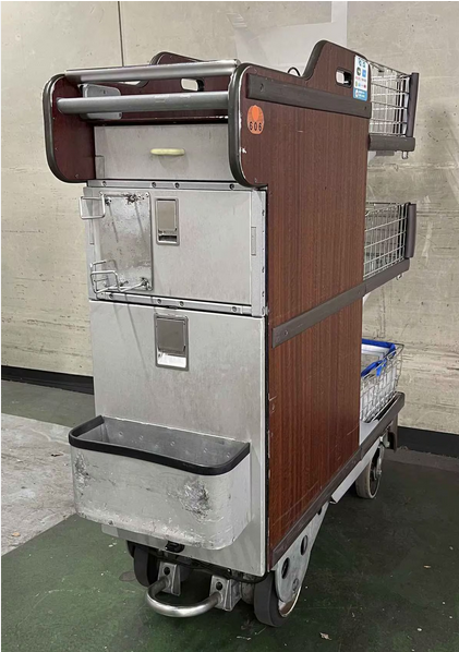 After withdrawing in-car trolley sales on shinkansen, JR Tokai has decided to sell off 50 old trolleys at 100,000 yen each. Demand is expected to be high, so buyers will be chosen by lottery. t.livepocket.jp/e/jr_wagon