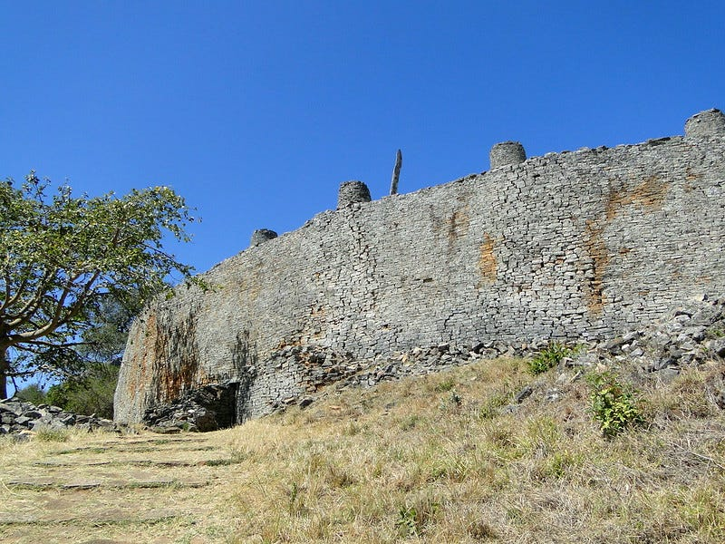 (abit late to this) Here's a megathread on African castles, fortresses, fortified cities and other monumental structures 🧵