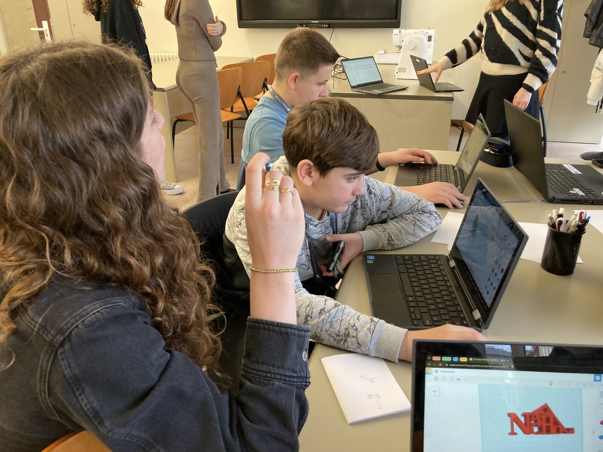 bernatelferrer's tweet image. Divendres passat, alguns alumnes de 2n d’ESO van visitar @cesirecat, en el marc del programa #FAIG. 

Amb l'experiència van descobrir el nou món de possibilitats #makers que s’obren un cop tinguem el maquinari que van utilitzar al #FAIGLab de Barcelona.

#cesireFaig #SomMaker