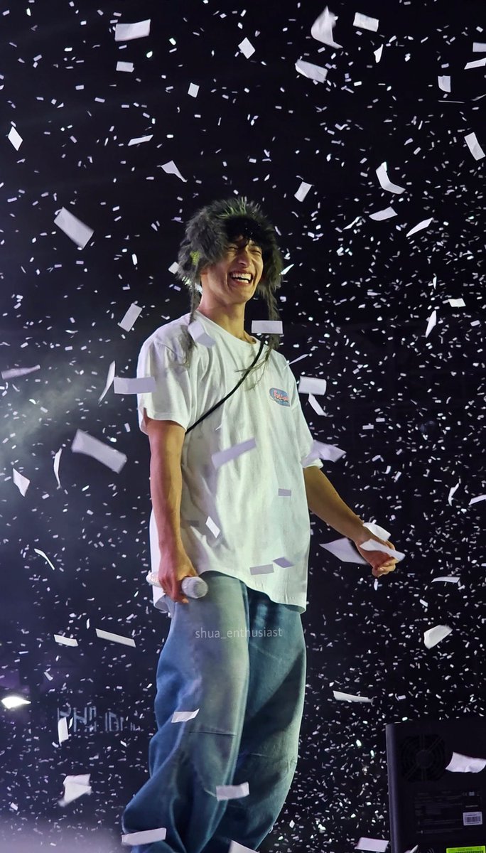 shua_enthusiast's tweet image. Dk does not deserve any of the hate he is receiving, any member of seventeen doesn’t deserve this!! He is one of the most precious human beings in the world that shows nothing but love and kindness to everyone. 🥺

Please leave positive messages to dk, especially in weibo.