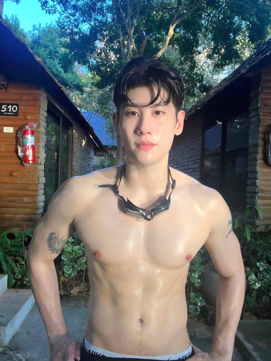 kusexyboy's tweet photo. "ต้องอยู่ราศีไหน ถึงจะได้แฟนเป็นหมอดู"  💚🤍🔮🌞✨
-ไวท์
IG : whitejewel100 
#วิศวกรรมศาสตร์ #บัณฑิต #KU67 #KUSEXYBOY
#ศิษย์เก่าแซ่บ��้องบอกต่อ #หมอดูโอปป้า https://t.co/msPVLc0ucA