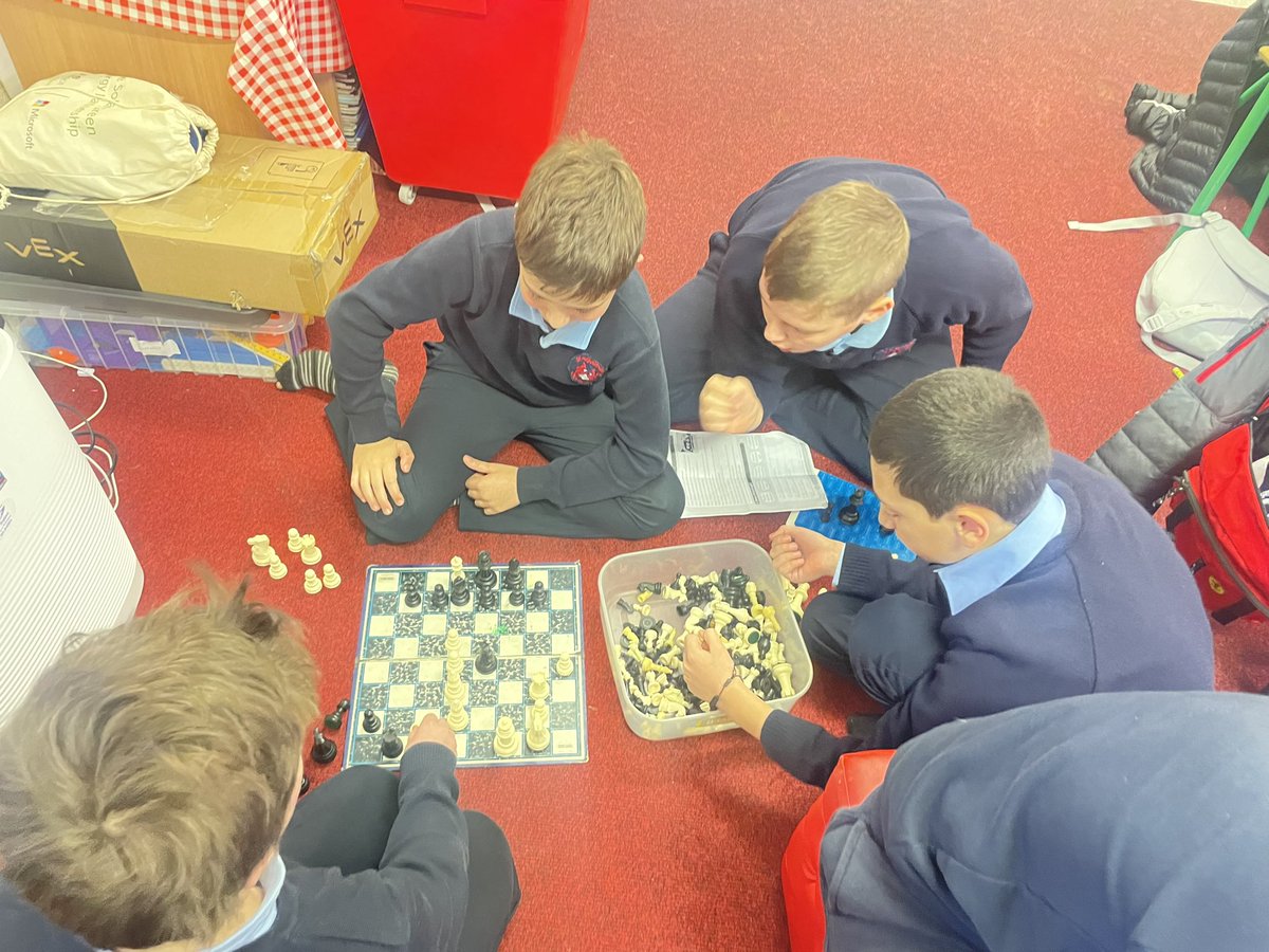 ♟️ Rainy days mean intense chess games in @clontuskertns ♟️#ChessChampions