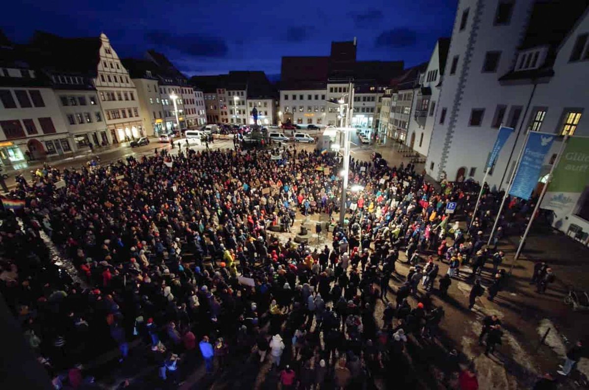 #DeutschlandStehtAuf - auch in vielen kleinen Orten und AfD-Hochburgen wie Freiberg in Sachsen. Trotz Gegendemo zeigten hier 2000 Menschen: #WirSindMehr Und der Protest wächst: In den nächsten Tagen finden über 100 weitere Demos statt. 👉 Zur Übersicht: zusammen-gegen-rechts.org