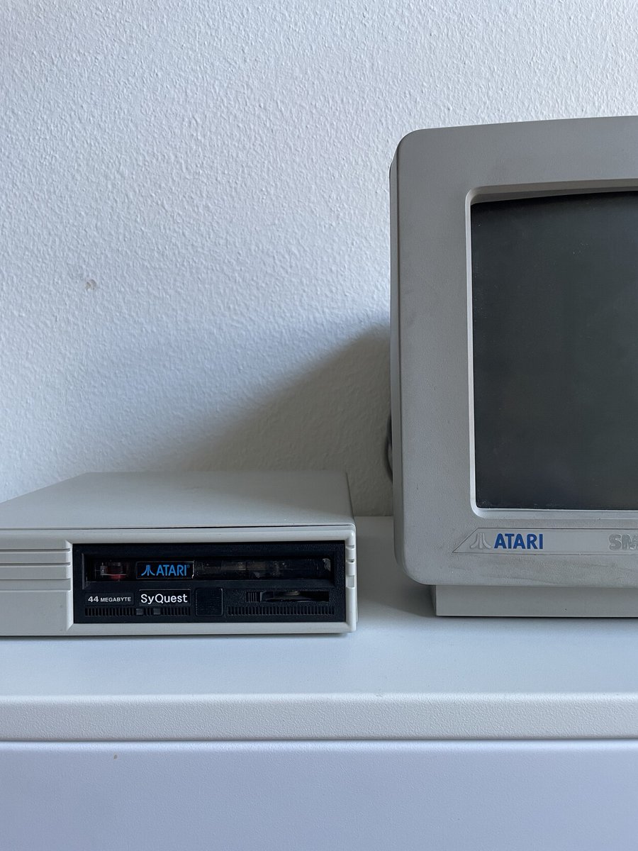 2024 and back on our quest. Gotta Catch ’Em All! This time we got the old Atari setup of a musician, among which a monochrome monitor and a SyQuest 44MB drive, as well as a large private floppy collection.
#VideoGameHistory #VideoGameStudies #CHLudens