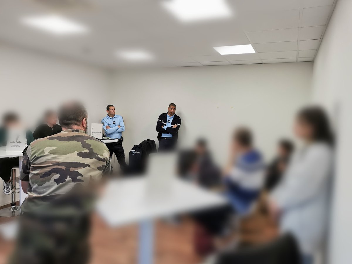 Matinée #défense ce matin @FTravail_OCC de #Narbonne. Rencontre des #recruteurs de la 👮‍♂️ #Police Nationale, 👮‍♀️#Gendarmerie Nationale, 🪂#Armée de Terre et ✈️Armée de l'air avec le public #jeune Des #emplois et #carrières dans des domaines variés, accessibles avec ou sans diplôme.