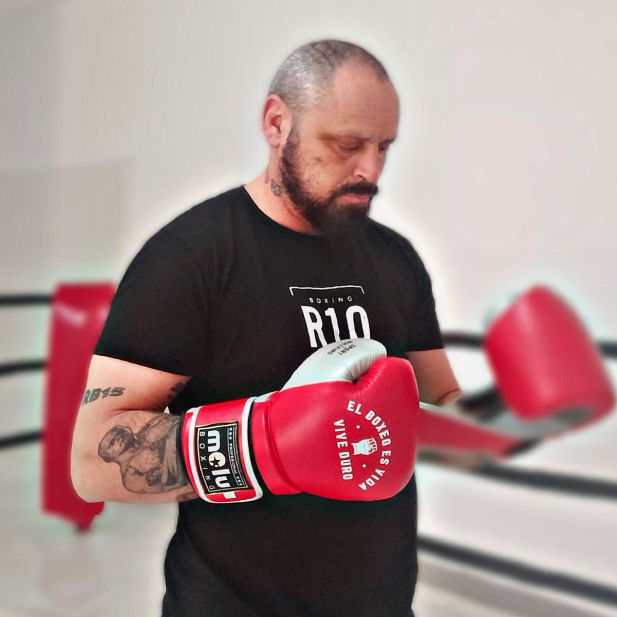 Estos guantes de la empresa MoluBoxing forman parte de la campaña #SportvsBullying de la @JeroFundacion !!! 🥊🥊🥊
#R10BoxingStudio #Boxing #Boxeo #16cuerdas #10oz #RicardoDiez  #FundaciónJeroGarcia  #SportvsBullying #Bullying #Gandía